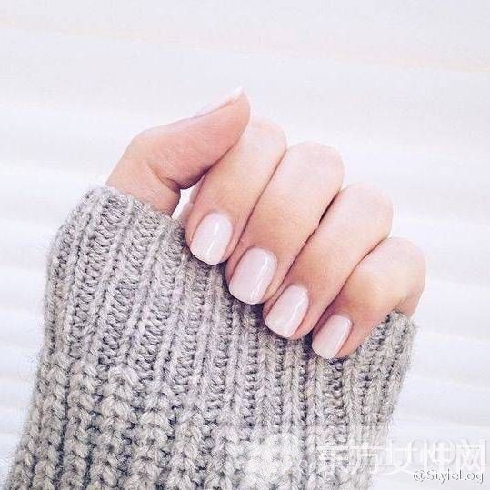 今年秋冬流行色 全在這些毛衣美甲里