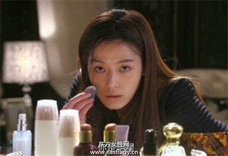 夏天脫妝好煩惱 正確補(bǔ)妝保持肌膚水潤