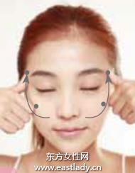 妝前按摩消除水腫并改善膚色