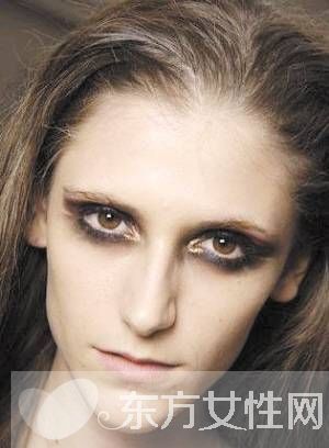 小煙熏妝的畫法步驟 煙熏妝的基本要點需掌握