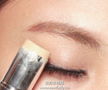 描繪柔和粉棕色眼妝