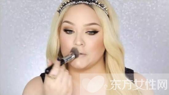 如何用唇釉打造完美唇妝 跟她學準沒錯