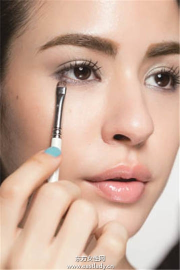 彩妝點綴讓心情瞬間轉(zhuǎn)換到「假期模式」