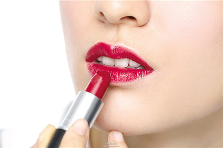 運用唇膏與工具搭配橘紅勾勒性感雙唇