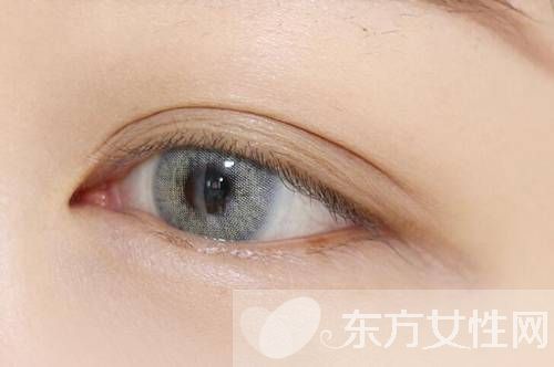 想要年會趴體出彩 只要學會這款小煙熏妝就夠了