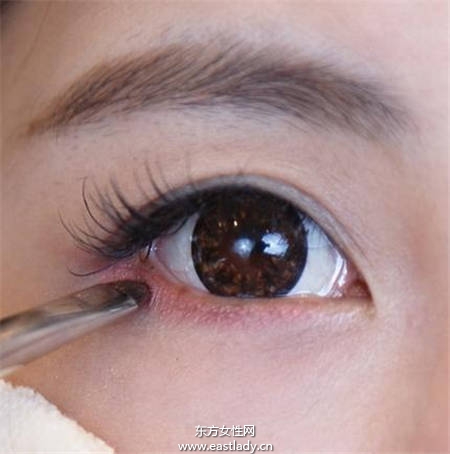 用眼睛勾走男人 簡單眼妝的畫法營打造出萌感女主角眼妝