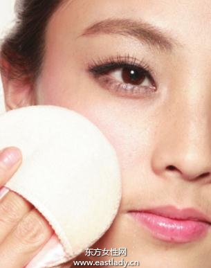 月牙形腮紅提升面部光澤感