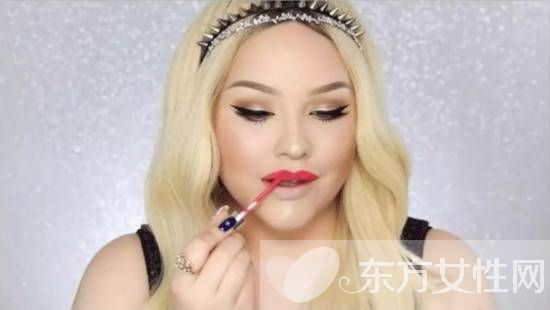 如何用唇釉打造完美唇妝 跟她學準沒錯