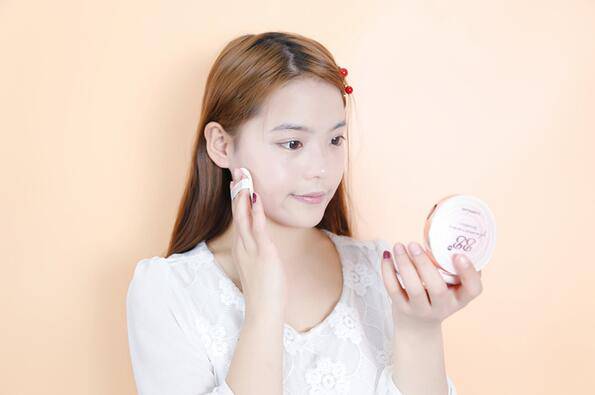 怎樣化妝更 減齡  教你少女妝畫(huà)起來(lái)