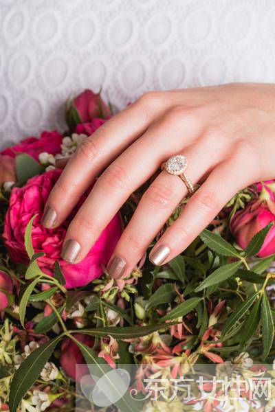美甲與手捧花的絕美搭配 準新娘要get好
