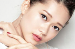 想要年會(huì)趴體出彩 只要學(xué)會(huì)這款小煙熏妝就夠了