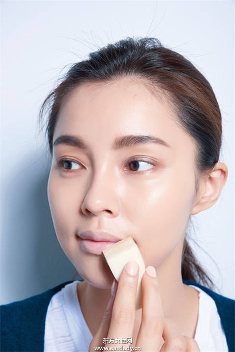 三款夏季最潮唇妝配時(shí)尚墨鏡 路人變潮人