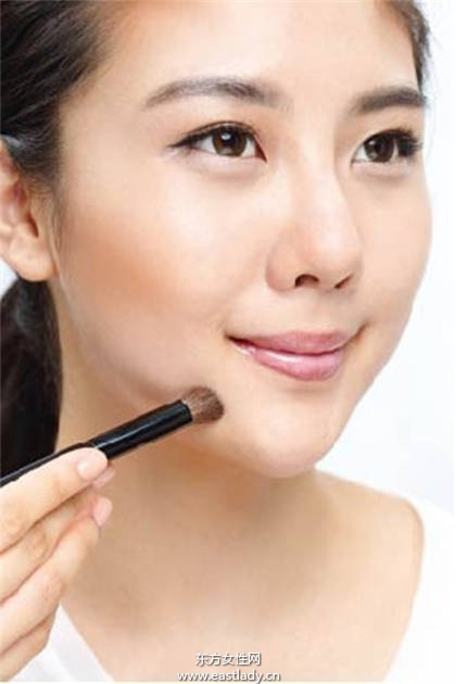必學(xué) 脫胎換骨的神奇修容化妝術(shù)