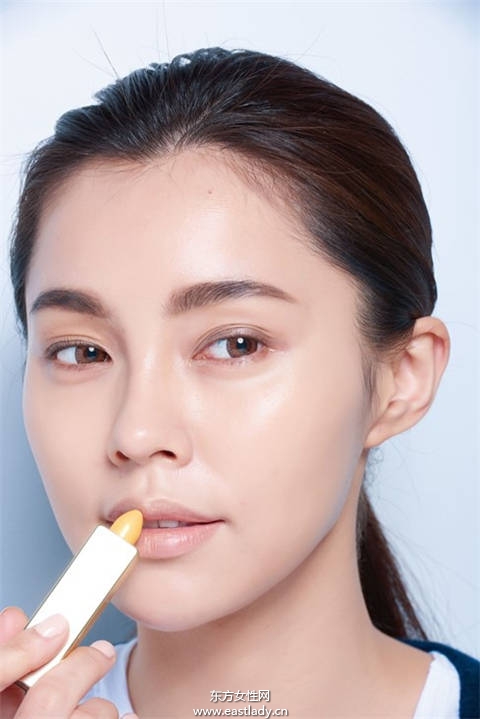 三款夏季最潮唇妝配時(shí)尚墨鏡 路人變潮人