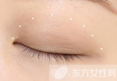 想要年會趴體出彩 只要學會這款小煙熏妝就夠了