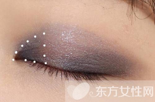 想要年會趴體出彩 只要學會這款小煙熏妝就夠了