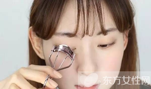 減齡扮嫩學(xué)生妝 簡(jiǎn)單修飾讓你青春氣息爆棚