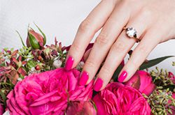 美甲與手捧花的絕美搭配 準(zhǔn)新娘要get好