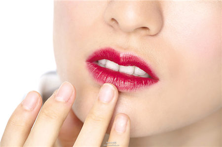 運用唇膏與工具搭配橘紅勾勒性感雙唇