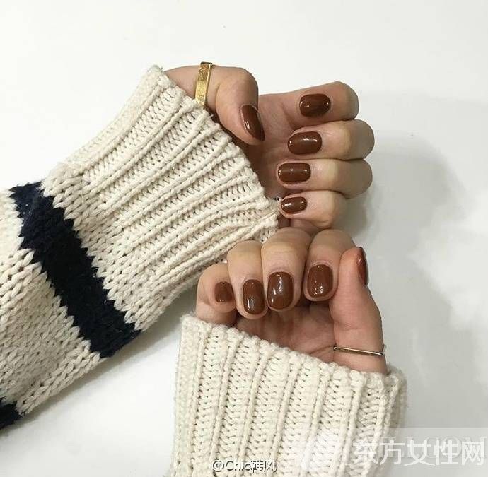 今年秋冬流行色 全在這些毛衣美甲里