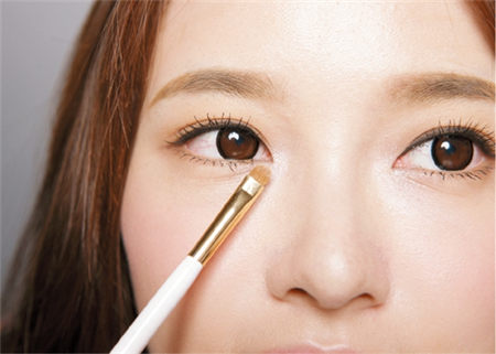 膚色分冷暖 眼妝畫法大不同