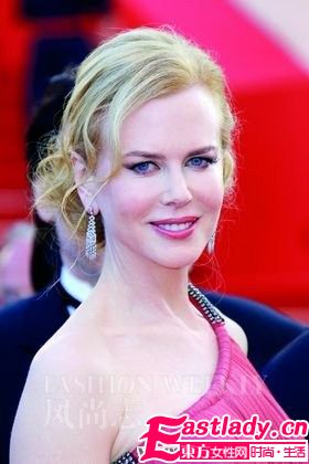 學(xué)明星打造健康立體煙熏妝