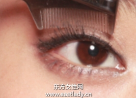 使用纖長型睫毛膏打造卷翹纖長睫毛