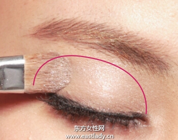 描繪柔和粉棕色眼妝