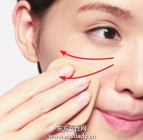 粉餅+遮瑕筆打造無瑕妝容