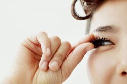 貼假睫毛的技巧 教你如何畫(huà)出大眼芭比