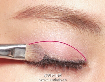 描繪柔和粉棕色眼妝