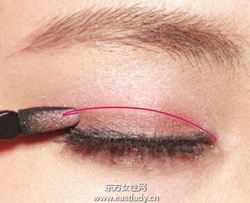 描繪柔和粉棕色眼妝