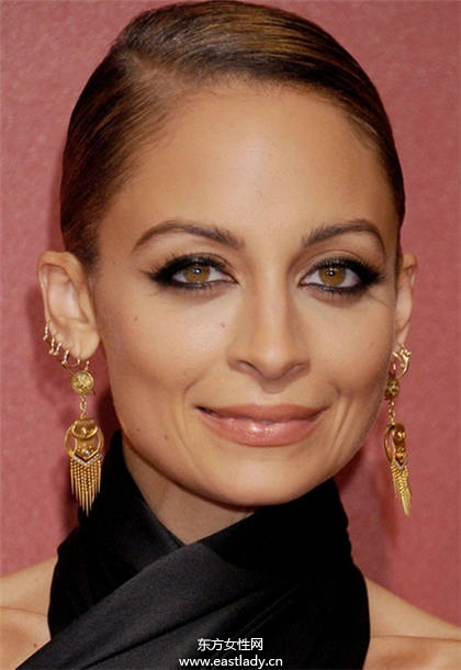 眼妝就應(yīng)該這樣畫 歐美女星親身示范不同眼型眼妝的畫法