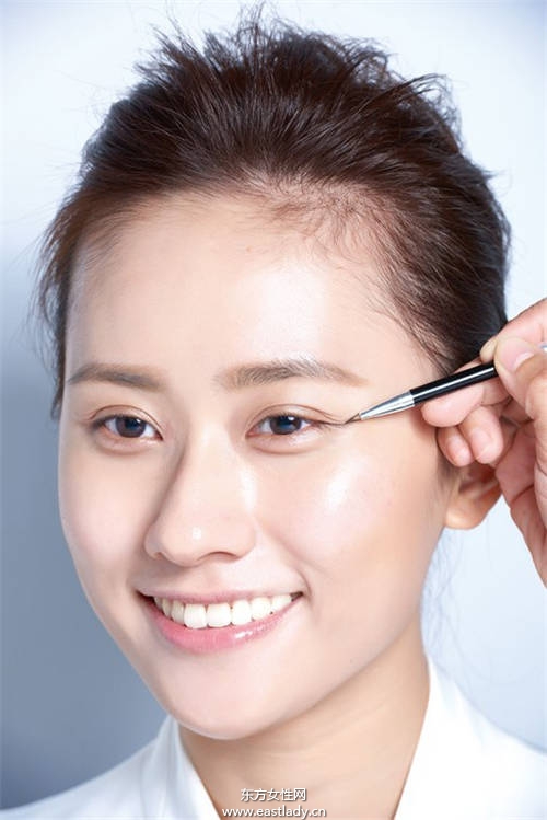 跟韓星學(xué)畫韓流歐膩妝 讓自己輕松變美麗