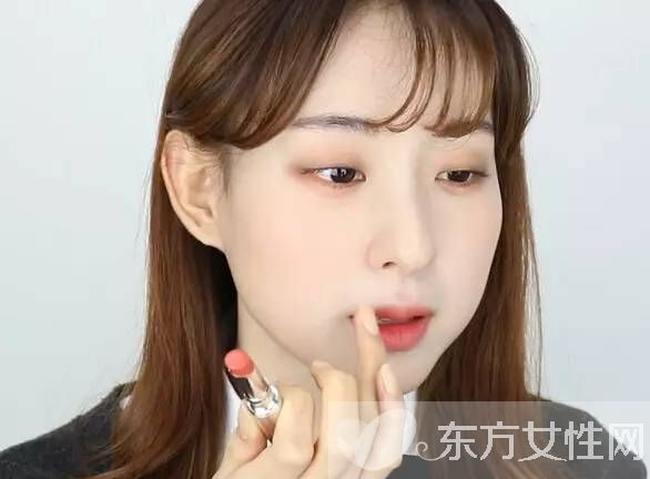 減齡扮嫩學(xué)生妝 簡(jiǎn)單修飾讓你青春氣息爆棚