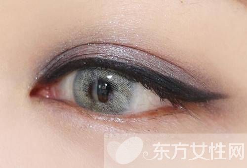 想要年會趴體出彩 只要學會這款小煙熏妝就夠了