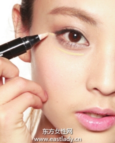 液體遮瑕筆打造立體眼妝效果