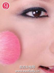 深邃迷人煙熏妝畫法 塑造女性嫵媚迷離美態(tài)