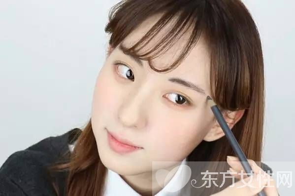 減齡扮嫩學(xué)生妝 簡(jiǎn)單修飾讓你青春氣息爆棚