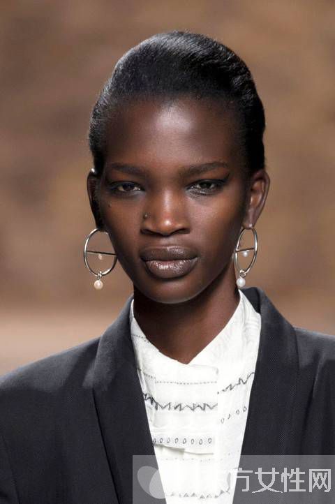 如何為你的膚色找到最適合的口紅搭配