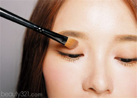 膚色分冷暖 眼妝畫法大不同