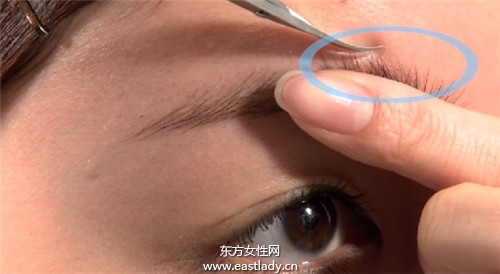 簡(jiǎn)單小步驟細(xì)眉畫出粗眉狀