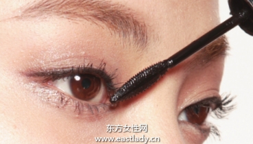 使用纖長型睫毛膏打造卷翹纖長睫毛