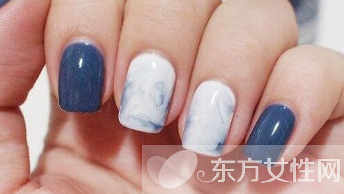 時(shí)尚的暈染美甲自然少不了寶藍(lán)色