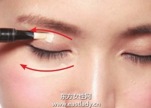 粉餅+遮瑕筆打造無瑕妝容