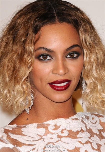 眼妝就應(yīng)該這樣畫 歐美女星親身示范不同眼型眼妝的畫法