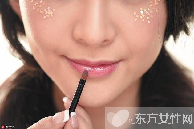 學(xué)秀智打造糖果色玻璃唇 唇紋一抹都不見