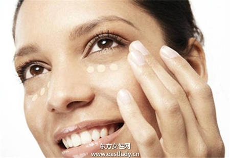 夏天脫妝好煩惱 正確補(bǔ)妝保持肌膚水潤