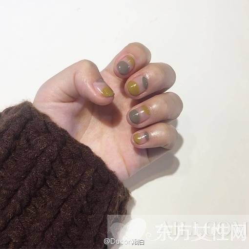 今年秋冬流行色 全在這些毛衣美甲里