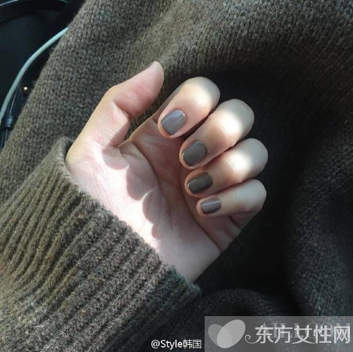 今年秋冬流行色 全在這些毛衣美甲里